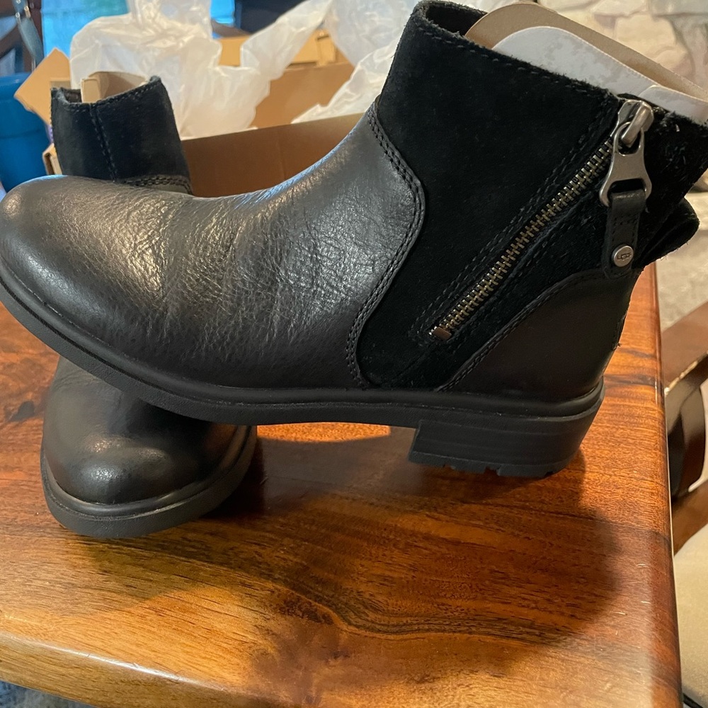UGG Harrison Zip Black Leather & Suede Booties Wmn's Size 6.5